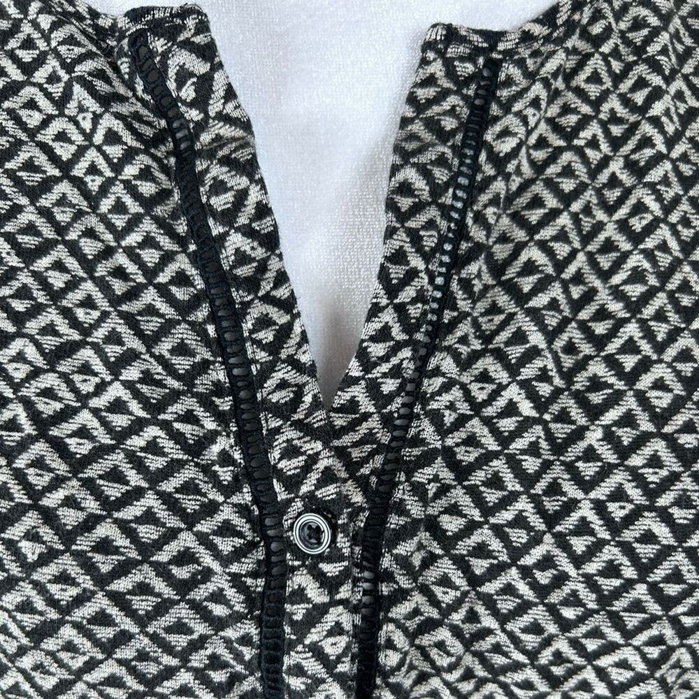 Lucky Brand Linen Blend Diamond Print Blouse Women’s Small Black Beige V-Neck - Picture 4 of 6